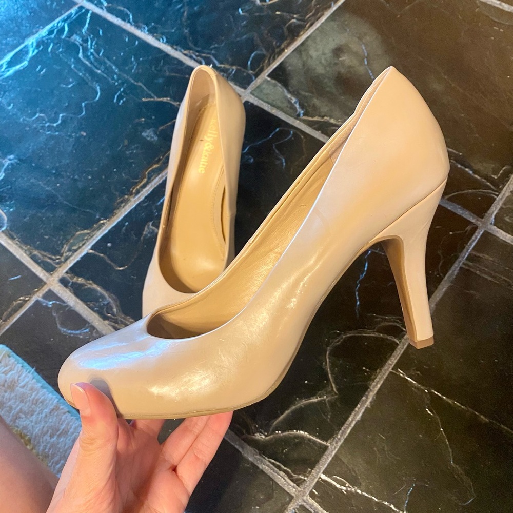 Kelly & Katie Nude Faux Leather Pumps Size 9